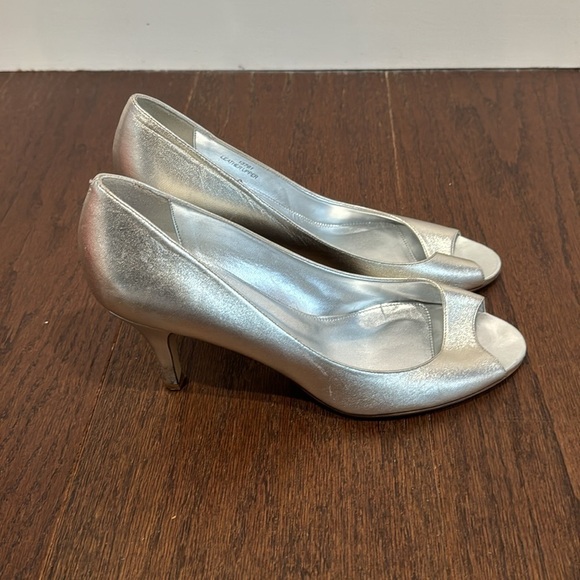 J Crew Silver Peep Toe Pumps Size 9.5 - Picture 3 of 7